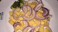 Pesan onion rings dengan keju, netizen yang satu ini justru disajikan potongan keju batang, lengkap dengan bawang yang masih mentah. Foto: Site/Pool