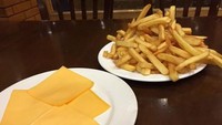 Pesan kentang goreng dengan lelehan keju. Ketika pesanannya datang, netizen ini kaget saat kentang dan keju disajikan secara terpisah. Foto: Site/Pool