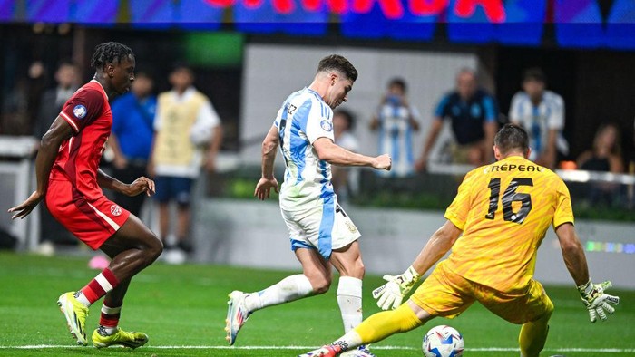 ATLANTA, GA  JUNE 20:  Argentina forward Julian Alvarez (9) drives on goal as Canada goalkeeper Maxime Crepeau (16)  defends during the Copa America match between Canada and Argentina on June 20th, 2024 at Mercedes-Benz Stadium in Atlanta, GA.  (Photo by Rich von Biberstein/Icon Sportswire via Getty Images)
