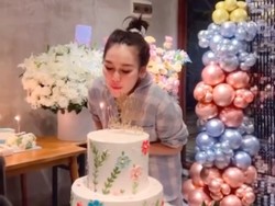 Gaya Ayu Ting Ting di Kejutan Ultah ke-32, Pakai Piyama & Wajah Tanpa Makeup