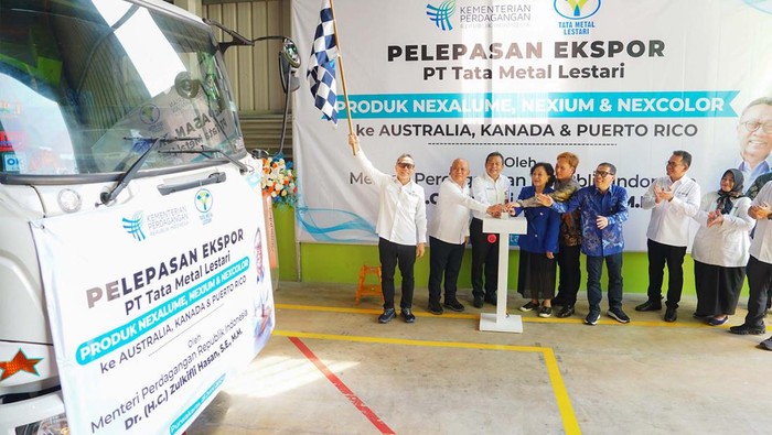 Baja Made in Purwakarta Tembus Pasar Australia-Kanada, Nilai Ekspor Rp 25 M Mendag Zulkifli Hasan melepas ekspor 8 kontainer produk baja lapis ke Australia, Kanada, dan Puerto Rico. Jika dijumlahkan total ekspor tersebut Rp 25,6 miliar. Pelepasan dilakukan di PT Tata Meta Lestari, Purwakarta, Jawa Barat, Jumat (21/6/2024).