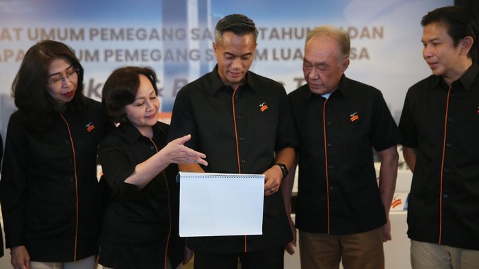 BNBR Catat Pendapatan Bersih Rp 3,75 T BNBR meraih pendapatan bersih sebesar Rp3,75 triliun di sepanjang tahun 2023. Ini naik secara year on year sebesar Rp132,79 miliar atau 3,66 persen dibanding periode sama di tahun 2022. Hal itu diungkap dalam Rapat Umum Pemegang Saham (RUPS) Tahunan & Luar Biasa BNBR, di Jakarta, Jumat (21/6/2024).