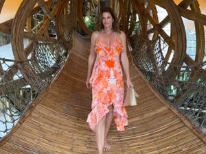 Gaya Liburan Cindy Crawford di Bali, Pakai Summer Dress Sambil Nyeker