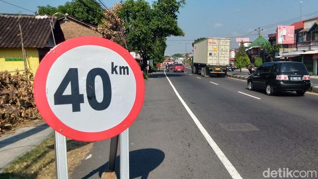 Lalu lintas di exit tol Kuncen, Kecamatan Ceper, Klaten yang di-contraflow, Jumat (21/6/2024).