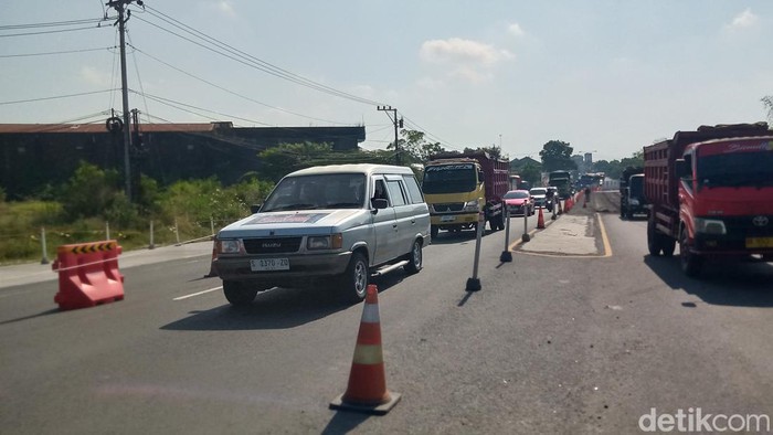 Lalu lintas di exit tol Kuncen, Kecamatan Ceper, Klaten yang di-contraflow, Jumat (21/6/2024).