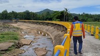 Foto: Bendungan Lekopancing merupakan sumber air baku PDAM Makassar. Kondisi bendungan mengering, mengakibatkan debit air yang didistribusikan ke rumah warga di wilayah utara Makassar menjadi berkurang. (Muhammad Subhan/Detik Sulsel)