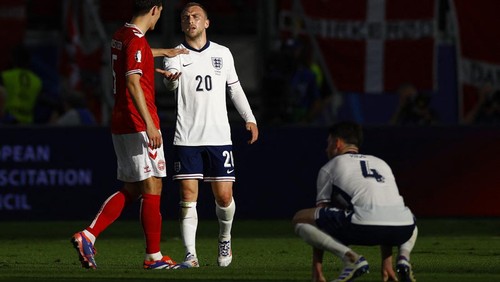 Soccer Football - Euro 2024 - Group C - Denmark v England - Frankfurt Arena, Frankfurt, Germany - June 20, 2024 Denmarks Joakim Maehle shakes hands with Englands Jarrod Bowen after the match as Declan Rice reacts REUTERS/John Sibley