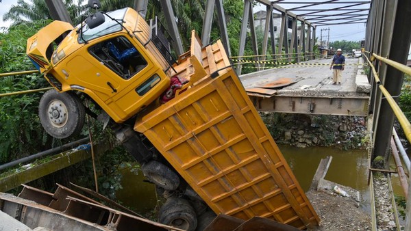 Dilintasi Damtruk, Jembatan di Langkat Ambrol