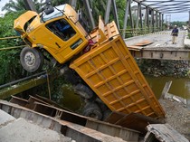 Dilintasi Damtruk, Jembatan di Langkat Ambrol