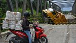 Dilintasi Damtruk, Jembatan di Langkat Ambrol
