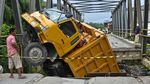Dilintasi Damtruk, Jembatan di Langkat Ambrol