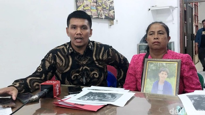 Direktur LBH Medan Irvan Saputra bersama ibu korban, Lenny Damanik saat berada di LBH Medan. (Foto: Finta Rahyuni/detikSumut).