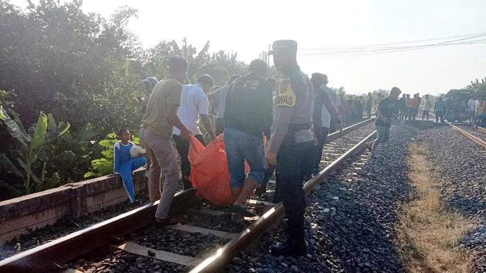 Dua pelajar di Cirebon tewas usai terlibat kecelakaan dengan kereta api