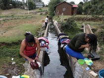 Emak-emak Meksiko Nyuci Baju di Pinggir Kali Akibat Kekeringan Air