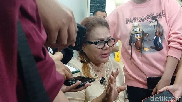 Ibunda Virgoun, Eva Manurung menangis.