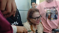 Hal ini, tadi aku peluk anakku. Dia minta maaf sama aku. Dia bilang, Mami maafkan aku nakal. Iya nak. Maafin mami juga, mami berusaha jadi ibu yang baik buat kalian, ucap Eva Manurung menangis. Foto: Febri/detikHOT