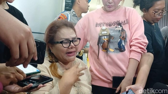 Eva Manurung menangis.
