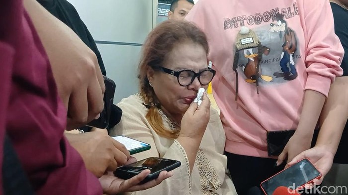 Ibunda Virgoun, Eva Manurung menangis.