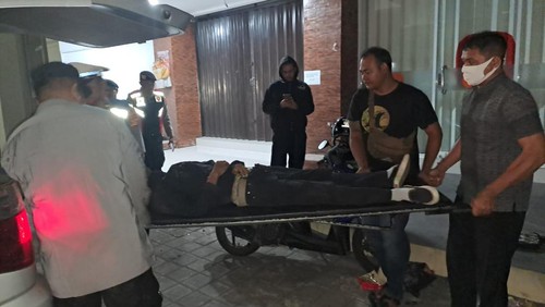 Evakuasi jenasah pria asal Buleleng yang tewas tergeletak di depan konter handphone di Gianyar, Jumat (21/6/2024). (Dok Polsek Sukawati)
