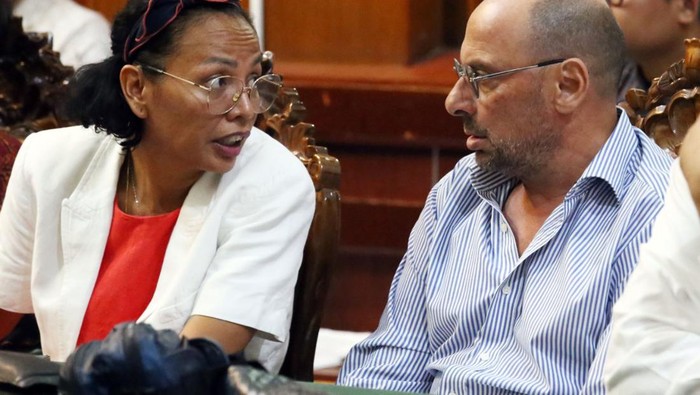 Fanni Lauren Christie dan Valerio Tocci berbincang di Ruang Sidang Cakra PN Surabaya