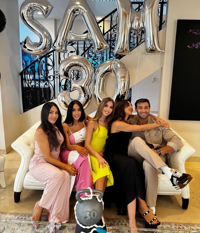 Wanita keturunan Iran-Amerika tersebut berhasil mengalahkan 19 kontestan dan akan dikirim berkompetisi di Miss Universe ke-73. Ia merupakan bungsu dari lima bersaudara dan adik dari Sam Asghari, mantan suami Britney Spears.  Foto: Instagram