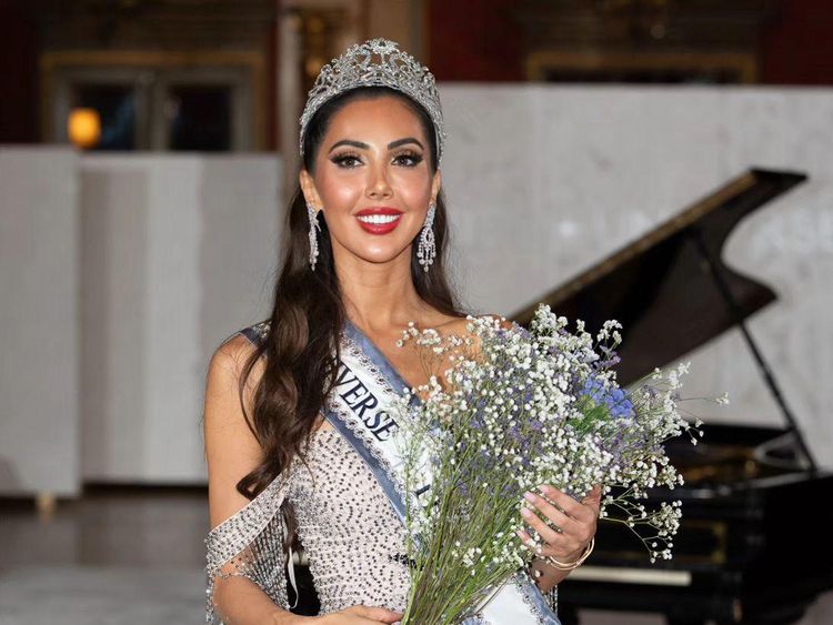 8 Foto Mantan Adik Ipar Britney Spears yang Jadi Miss Universe Persia Pertama