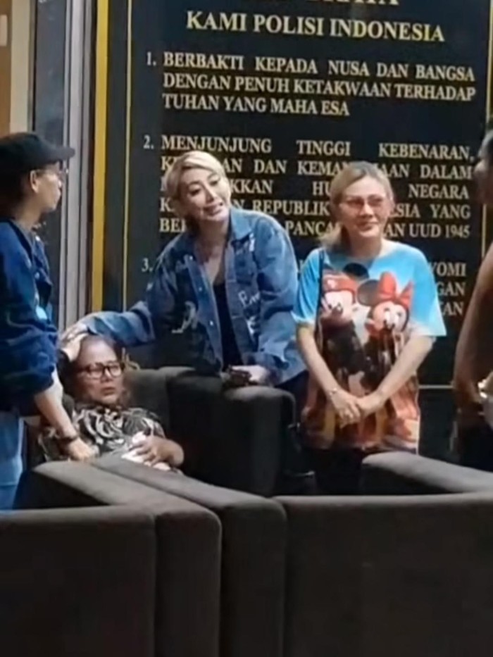 Febby Carol Kakak dan ibunda datangi Virgoun di Polres Jakarta Barat.