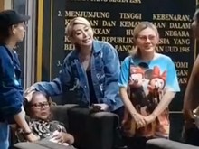 Keluarga Terima Kenyataan Meski Terpukul Virgoun Ditangkap karena Narkoba Keluarga Terima Kenyataan Meski Terpukul Virgoun Ditangkap karena Narkoba