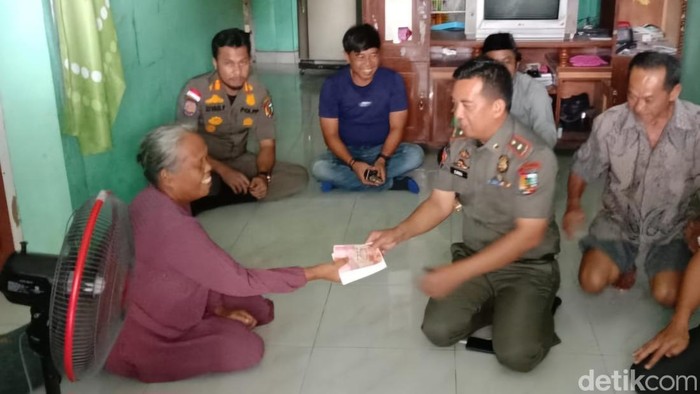 Foto: Kasatpol PP kembalikan uang nenek Mardiana (Raja Adil Siregar/detikSumut)