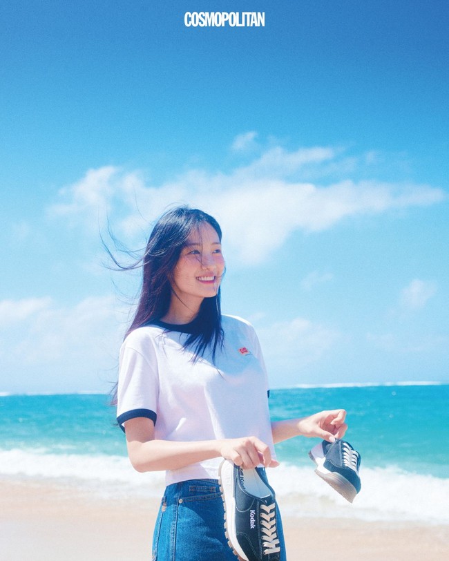 Cosmopolitan Korea membagikan hasil pemotretan Kim Hye Yoon di Pulau Dewata. Bintang drama Korea Lovely Runner itu terlihat cantik natural terkena angin Bali. Foto: dok. Cosmopolitan Korea