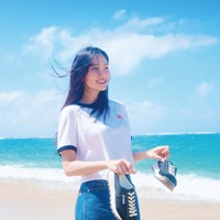 Cosmopolitan Korea membagikan hasil pemotretan Kim Hye Yoon di Pulau Dewata. Bintang drama Korea Lovely Runner itu terlihat cantik natural terkena angin Bali. Foto: dok. Cosmopolitan Korea