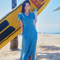 Menjelma jadi Island Girl. Kim Hye Yoon memakai gaun denim panjang, berpose di depan papan selancar. Rambutnya panjangnya dibiarkan terurai saat ke pantai. Foto: dok. Cosmopolitan Korea