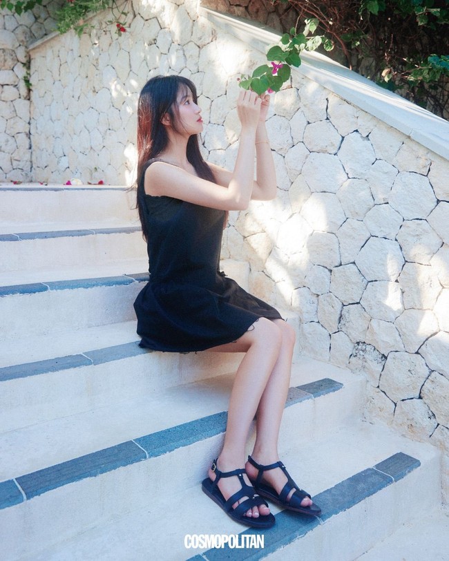 Pemotretan Kim Hye Yoon dilakukan di sebuah hotel bintang lima di Bali. Salah satu foto menampilkan momen natural yang tertangkap kamera. Kim Hye Yoon mengamati kecantikan bunga di dekatnya. Foto: dok. Cosmopolitan Korea