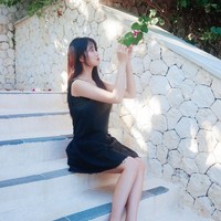 Pemotretan Kim Hye Yoon dilakukan di sebuah hotel bintang lima di Bali. Salah satu foto menampilkan momen natural yang tertangkap kamera. Kim Hye Yoon mengamati kecantikan bunga di dekatnya. Foto: dok. Cosmopolitan Korea