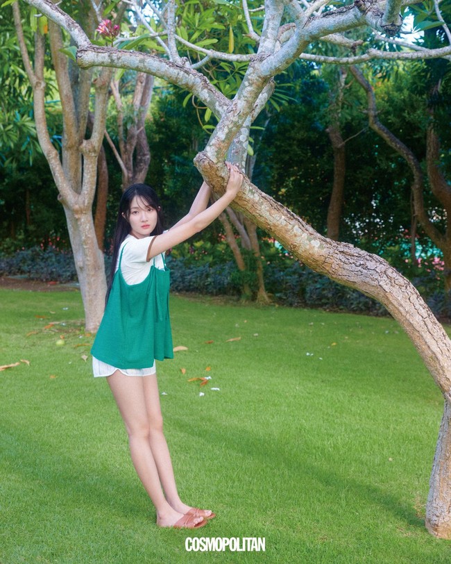 Pada awal bulan Juni ini, Kim Hye Yoon dikerubungi penggemar saat tiba di Bali. Popularitasnya melesat setelah penayangan drama Korea Lovely Runner. Dia mendapat banyak hadiah dari para penggemarnya. Foto: dok. Cosmopolitan Korea