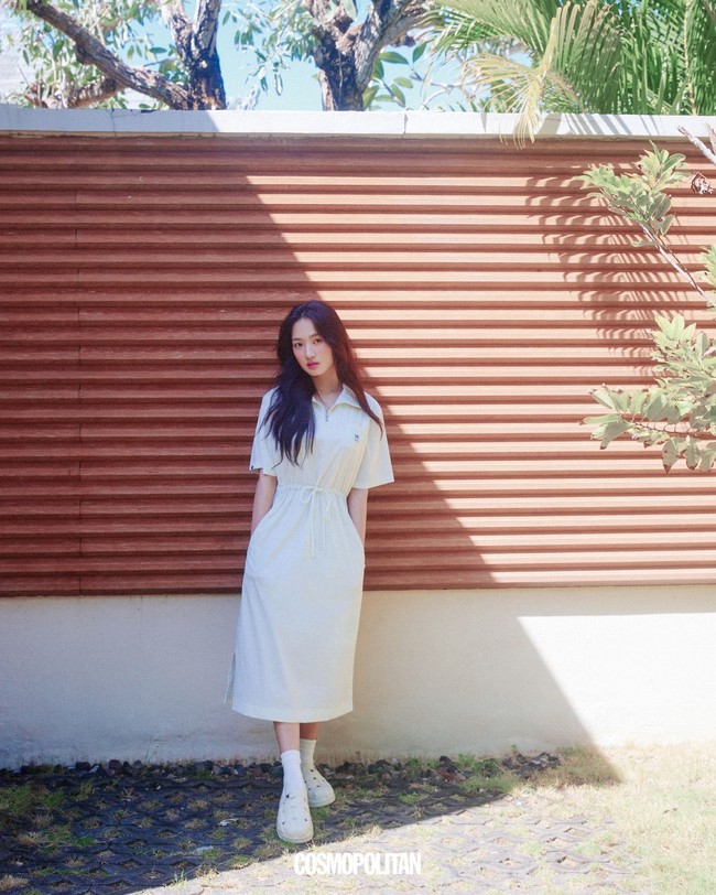 Kim Hye Yoon terbang ke Bali setelah menghadiri pernikahan sahabatnya Kim Bora, rekan pemain drama Korea SKY Castle yang menikah dengan sutradara. Gaya Kim Hye Yoon sebagai gadis Bali akan menghiasi majalah Cosmopolitan Korea edisi Juli 2024. Foto: dok. Cosmopolitan Korea