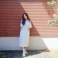 Kim Hye Yoon terbang ke Bali setelah menghadiri pernikahan sahabatnya Kim Bora, rekan pemain drama Korea SKY Castle yang menikah dengan sutradara. Gaya Kim Hye Yoon sebagai gadis Bali akan menghiasi majalah Cosmopolitan Korea edisi Juli 2024. Foto: dok. Cosmopolitan Korea