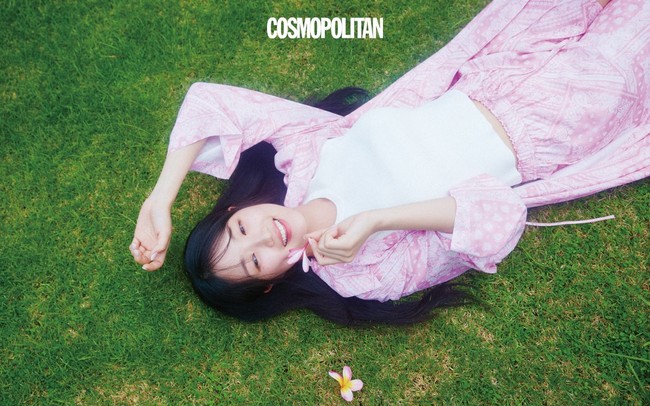 Ada pula fotonya berbaring di taman dengan rumput hijau, memegang bunga kamboja. Kim Hye Yoon mendadak melokal. Foto: dok. Cosmopolitan Korea