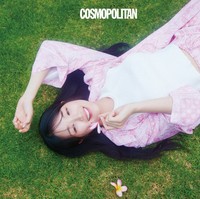 Ada pula fotonya berbaring di taman dengan rumput hijau, memegang bunga kamboja. Kim Hye Yoon mendadak melokal. Foto: dok. Cosmopolitan Korea