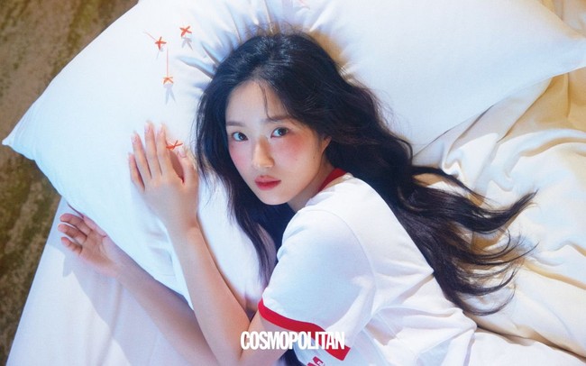 Penggemar akhirnya menyadari bahwa poster fanmeeting Kim Hye Yoon juga diambil di Bali di sela-sela pemotretannya. Foto: dok. Cosmopolitan Korea
