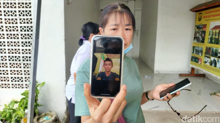 Foto korban Nicky Pardede semasa hidup ditunjukkan keluarganya.