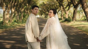 Lokasi foto mereka adalah tempat yang sama ketika Rizki Natakusumah melamar Beby Tsabina. Sweet! Foto: Instagram/@bebytsabina @seenbysou @corneliuswisana @anthonysetiawan12