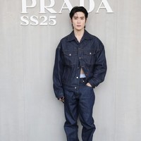 Jaehyun NCT tampil dengan denim on denim style. Penggemar histeris melihat bagian bawah perutnya yang terekspos hingga memperlihatkan boxer under denim. Foto: Vittorio Zunino Celotto/Getty Images