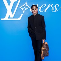 BamBam GOT7 yang baru ditunjuk sebagai brand ambassador Louis Vuitton awal pekan ini, tampil misterius dengan outfit serba hitam di Paris Fashion Week 2024. Foto: Vittorio Zunino Celotto/Getty Images