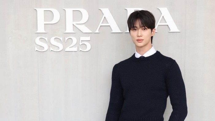 MILAN, ITALY - JUNE 16: (EDITOR’S NOTE: Image has been retouched at the request of the subject.) Byeon Woo-seok attends the Prada Spring/Summer 2025 Menswear Fashion Show on June 16, 2024 in Milan, Italy. (Photo by Vittorio Zunino Celotto/Getty Images for Prada)