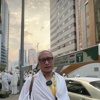 Tahun ini Arie Untung pergi haji tanpa istrinya, Fenita. Presenter sekaligus entrepreneur ini tampil botak saat berada di Mekah. Foto: Instagram