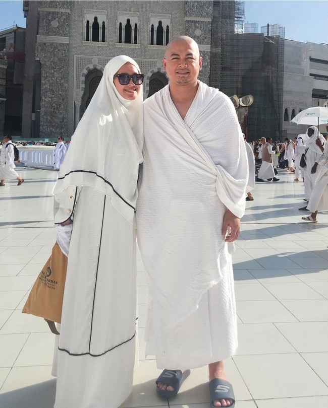 Setelah menjalankan ibadah haji, artis Tommy Kurniawan melaksanakan tahalul atau memendekkan rambut.  Tahalul alhamdulilah semoga Allah berkahi dan mendapatkan doa dari Rasulullah SAW, tulis Tommy Kurniawan di Instagram berbagi video sedang dicukur. Foto: Instagram