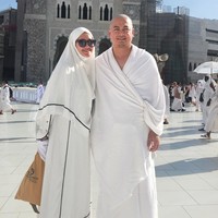 Setelah menjalankan ibadah haji, artis Tommy Kurniawan melaksanakan tahalul atau memendekkan rambut.  Tahalul alhamdulilah semoga Allah berkahi dan mendapatkan doa dari Rasulullah SAW, tulis Tommy Kurniawan di Instagram berbagi video sedang dicukur. Foto: Instagram