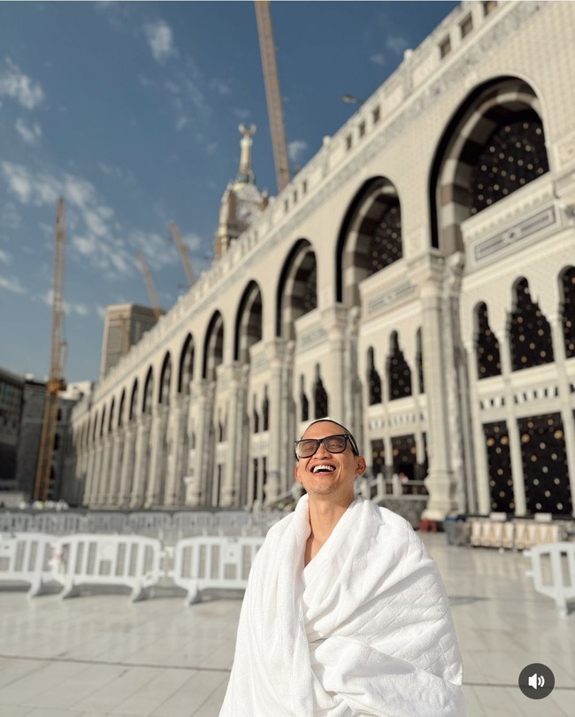 Rezky Adhitya dan istrinya Citra Kirana telah menjalani rangkaian haji 2024. Ini penampilan Rezky Aditya dengan kepala botak. Foto: Instagram