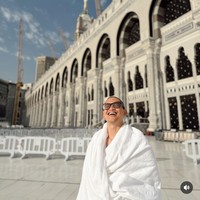 Rezky Adhitya dan istrinya Citra Kirana telah menjalani rangkaian haji 2024. Ini penampilan Rezky Aditya dengan kepala botak. Foto: Instagram